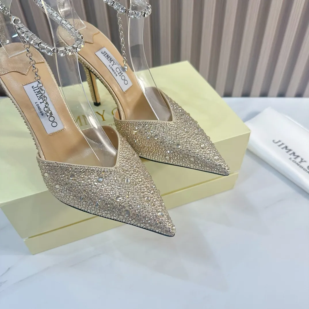 👟👟Ex-factory price 720👟👟 JIMMY CHOO (Jimmy CHOO) 💝💝💝 is a very comprehensive and noble fashion lifestyle brand. It has a series of women's high-heeled, medium-heeled, flat-heeled sandals with the same strap from major fashion bloggers and celebrities in Hong Kong and the United States.  The Australian pointed toe, round toe and square toe series are simply beautiful. Fall in love with elegance and playful sense of the future. Just by looking at them, you want to own them immediately, but you can really think about a pair of exquisite high heels~~~~~~~~~~~~~~~~~ 💝This series is specially designed for extraordinary and indifferent ladies, thus creating a unique overall effect, Jimmy Choo Design products that inspire women to move forward and show their charm💝💝💝 1⃣️Material: Imported silk hot diamond 2⃣️Inner: Imported Italian lambskin, super soft and delicate 3⃣️Outsole: Imported Italian original original color genuine leather outsole Heel height 10.cm (8.5/6.5cm can be made) 4⃣️Code number: 35-39 (34.40.41.42 customized)